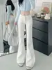 Calça jeans feminina branca, plus size, cintura alta, modelagem que emagrece, corte solto, levemente flare, adequada para baixinhas, não aperta nas pernas