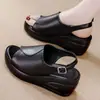 Novas Sandálias Plataforma Anabela Pequena para Mulheres, Estilo Verão 2026, Peep-Toe, Solado Grosso, Tira Única, Sandálias de Salto Alto para Exterior, Sapatos Macios