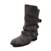 Novas botas femininas retrô de camurça com design de nicho, efeito emagrecedor, fivela de cinto com tachas, salto grosso, botas de cavaleiro, botas Martin