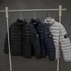 Jaqueta de algodão acolchoada leve STONE com gola alta, zíper frontal e bolsos com zíper oculto em ambos os lados, funcionalidade estilo americano