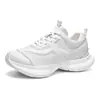 Tênis casuais masculinos brancos de cor sólida estilo retrô, sapatos da moda com sola grossa para primavera e outono, tênis esportivos modernos para atividades ao ar livre