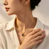 Cadena Clavícula Corazón Doble Cara Blanco y Negro Estilo Francés Retro, Diseño Reversible, Vibras Dulces y Frescas, Collar Versátil para el Trabajo