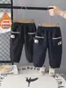 Pantalones de cuadros gruesos forrados de forro polar para niños, estilo nuevo de otoño e invierno, pantalones cálidos de algodón para niños, pantalones tipo harén con puños para bebé, pantalones largos de exterior