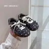 Otoño 2026 Nuevos Zapatos de Entrenamiento Alemanes de Lunares para Niñas Estilo Coreano Zapatos Casuales Versátiles Slip-On con Lazo para Niños