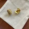 Pendientes de botón simples con forma de C de Corea del Sur, diseño de nicho, hilo de mar de alta calidad, estilo frío de lujo ligero ancho
