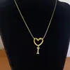 Collar de Acero de Titanio con Colgante de Corazón de Gama Alta y 26 Letras Inglesas para Mujer, Cadena para Clavícula con Apellido, Nicho de Lujo Ligero, Celebridad de Internet para Mejor Amiga