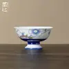 Xícara de Chá Cerâmica Azul Floral Pintada à Mão com Base Alta para Uso Doméstico, Feita de Porcelana Branca e Argila de Jade Esculpida, Xícara Única para Degustação de Chá