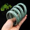 Atacado do Fabricante Pulseira de Barra Plana Verde Profundo Guizhou para Mulheres, Cor Jadeíta Verde Claro com Flores Flutuantes, Pulseira de Jade Redonda de Largura Média