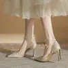 Zapatos de tacón alto huecos de punta cerrada Jinqi CH8006-6 para mujer 2024 primavera y otoño tacón de aguja punta con lentejuelas cadena de perlas capa única