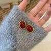 Pendientes geométricos ovalados con gotas de aceite y aguja de plata, pendientes con personalidad de otoño e invierno de color rojo Ankora, elegantes pendientes estilo retro de Hong Kong.