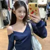 Sudadera Ajustada de Manga Larga Estilo Americano con Cadena en Cuello en V para Primavera y Otoño, Top Base Irregular Off-Shoulder de Moda