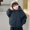 2438 Conjunto de Inverno para Meninos 2026 Novo Estilo Elegante Roupas de Inverno com Plus Veludo Plus Grosso Estilo Coreano para Bebê Conjunto de Três Peças Tendência