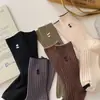 Calcetines de diseñador Luokou de color contrastante de moda para mujer, calcetines nuevos de otoño e invierno de longitud media hasta la pantorrilla, calcetines japoneses simples con letras estampadas en caliente y de canalé