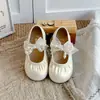 Zapatos de cuero plisados estilo coreano para niñas, simples y dulces, nuevos para primavera y otoño 2026, suela blanda, perla, zapatos para un año, zapatos de princesa, zapatos de vestir