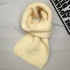 Bufanda de punto versátil de alta gama estilo coreano para mujer, creando una atmósfera invernal acogedora con su color liso, diseño simple, textura suave, calidez y estilo relajado; también apto para hombres