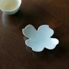 Posavasos de Porcelana de Jade de Alta Gama para Taza de Té con Diseño de Pétalos Grabados en Esmalte Monocromático de Alto Valor para Juego de Té Kung Fu Casero y Accesorios de Té