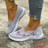 Sapatos de Tecido Retro Étnico Respiráveis de Malha para Primavera e Verão, Estilo Antigo de Pequim para Mulheres, Sapatos Planos para Mães, Sapatos Bordados, Confortáveis