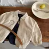 Roupa de Exterior Infantil Chen Ma Estilo Primavera 2025 Meninos e Meninas Streetwear Japonês Bordado Jaqueta com Gola Reversível Bebê com Zíper Curto