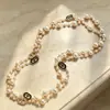 Elegante collar largo de perlas estilo coreano para mujer, versátil para otoño e invierno, exquisita cadena para suéter, colgante de letra simple y único, venta al por mayor