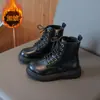 Botas de couro estilo britânico para meninas, modelos de outono e inverno, forradas com fleece para aquecimento, botas Martin infantis, solado grosso, antiderrapantes, botas curtas para meninos, idades 6-12