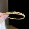 Pulseira Europeia e Americana Transfronteiriça com Diamantes Incrustados, Irregular, Multicamadas, Contas e Pérolas, Pulseira Fashion e Elegante, Joia de Luxo Leve e de Alta Qualidade