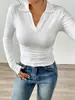 Nova coleção outono e inverno: Camisa base preta de manga longa com decote V para mulheres, corte justo, silhueta valorizadora, com punhos bufantes ligeiramente alargados, direto do exterior
