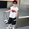 Conjunto de Calça Cargo em Forma de Coração para Meninos Verão 2026 Novo Estiloso Cool Conjunto de Duas Peças para Crianças Roupas de Verão