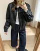 Jaqueta curta casual nova de outono em couro PU retrô para mulheres, corte solto, afina a silhueta, estilosa, estilo motociclista, vibe descontraída, moderna
