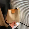 Bolso de cadena retro Primavera/Verano, nueva colección 2026, bolso de mujer moderno y versátil, bolso tipo cubo de moda con patrón tejido