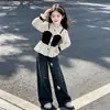 Conjunto de Camisa de Encaje Falso de Dos Piezas para Niñas Otoño 2026 Ropa de Primavera/Otoño para Niñas Top Pantalones Acampanados Conjunto de Dos Piezas