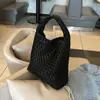 Bolso de Mujer de Guangzhou 2025 Selección de Influencers Bolso Tote de Mano Tejido a Mano de Gama Alta Versátil de un Solo Hombro para el Brazo Bolso para Suegra para Mujeres