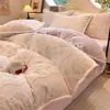 Juego de cuatro piezas de terciopelo de leche bordado tridimensional de alta densidad para invierno, grado A, más un juego de tres piezas de franela espesa y cálida.