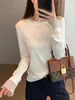 Exquisita e suave, esta camiseta de malha leve, macia e delicada, com gola redonda e mangas compridas, apresenta um delicado acabamento franzido e é perfeita como camada base. H090808