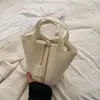 La popular bolsa pequeña simple de alta gama de este año para mujer, nueva bolsa de cubo con patrón de lichi primavera y verano 2023, bolso de mano de nicho