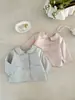 Chaqueta cárdigan para bebé niña 2026 Primavera Nuevo estilo Clase a Bebé Camisa de doble botonadura Top con cuello de muñeca para niña