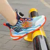 Tênis Esportivo Infantil Respirável de Malha 2025 Novo Outono Sapatos de Estudante para Meninos Tênis de Basquete de Couro Tênis de Meninos com Amortecimento