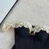 Top Negro Estilo Puro Deseo sin Tirantes Ajustado con Adorno de Volantes