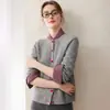 Amor a primera vista~Suéter de cachemir con botones en forma de corazón Cárdigan de punto con cuello en V para mujer suave y versátil tejido de ochos abrigo de otoño/invierno