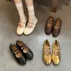 Sapatos Mary Jane de couro estilo fada com sola macia para mulheres, combinados com uma saia, primavera e outono de 2026, brisa suave da noite, sapatos de vovó com sola plana
