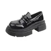 Mocassins de couro pretos estilo britânico retrô com sola grossa para mulheres, nova coleção de verão 2026, perfeitos para mulheres baixinhas, que aumentam a altura e versáteis