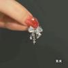 Se pueden usar mini pendientes con borla de corazón sin orificio para la oreja, adecuados para uso diario y con temperamento simple.