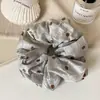 Scrunchie fofo de bolinhas estilo coreano e japonês, moderno e simples, versátil para o uso diário, adequado para rabos de cavalo e coques.