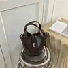 Bolso Cubo Shuai Mijia 2026 Otoño Nuevo de Estilo Alto Nicho para Mujer, Sencillo y Moderno con Cierre de Candado, Bolso de Hombro Único Cruzado