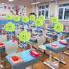 Começamos a escola, mesa de sala de aula, balões flutuantes, atmosfera de atividade do festival de jardim de infância, cena, fantasia e arranjo