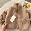 Chaqueta de lana de cordero hecha a medida para niños, colección de invierno 2025, chaqueta con forro polar para niños pequeños y niños, prenda exterior de color liso, chaqueta cálida estilo coreano para bebés