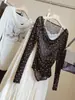 Camiseta de encaje con lunares, hombros descubiertos y manga larga, puramente deseable para mujer, otoño, corte ajustado, imitación de dos piezas con top interior de tirantes