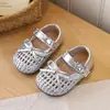 Sandálias Femininas de Palha Vazadas Verão Novo Estilo Bico Fechado Sapatos de Princesa com Solas Macias Laço Prateado Sapatinhos de Bebê