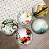 Fabricante fornece pesos de papel hemisféricos de cristal, réguas para caligrafia e pintura de flores e pássaros, presentes para reuniões de ex-alunos universitários, adesivos hemisféricos