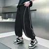Z1430 Pantalones Casuales de Pierna Ancha para Niños Yang Temprano Pantalones de Chándal de Punto para Niños Grandes Primavera y Otoño Nuevos Pantalones Deportivos Pantalones Guapos Modernos