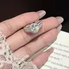 Joyería de Plata de Ley 925 Anillo Redondo para Mujer, Venta al por Mayor Anillo de Boda de Seis Garras Completamente Diamantado Micro-Pavimentado de Moissanita de 2 Quilates